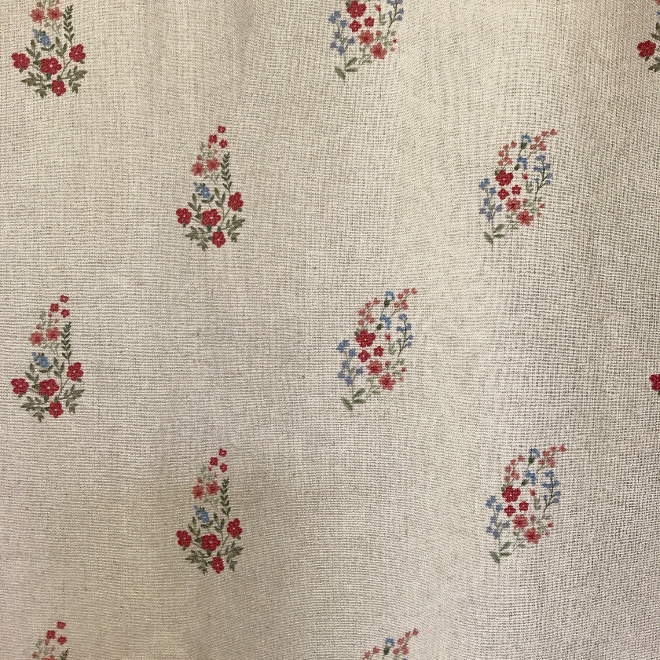 Rideau fleuri rouge et rose framboise sur fond beige naturel