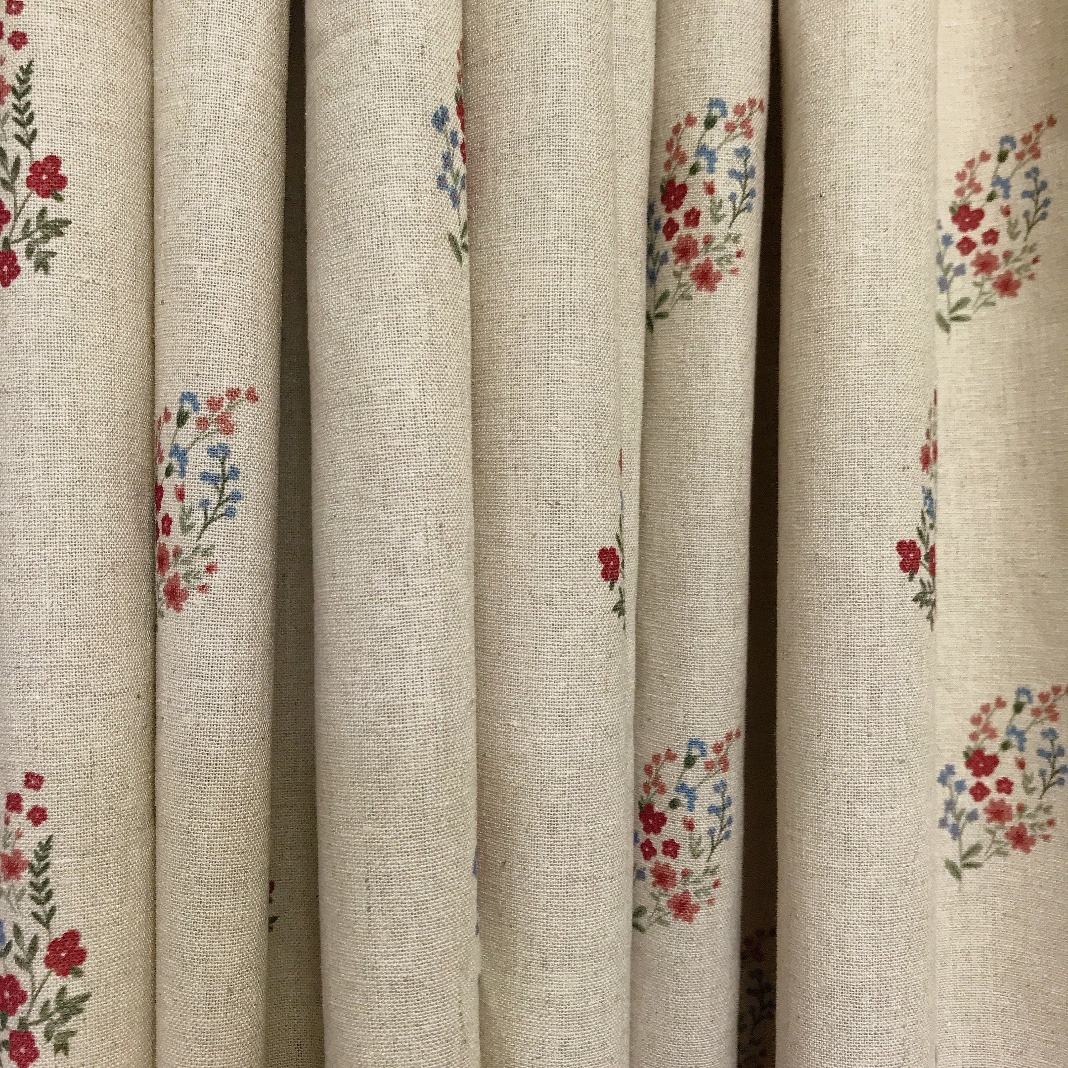 Rideau fleuri rouge et rose framboise sur fond beige naturel