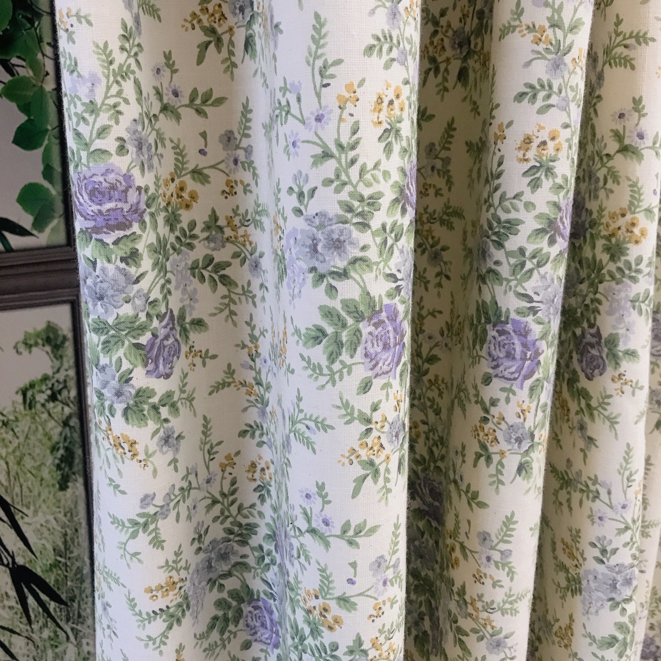 Rideau à fleurs violettes sur fond beige naturel