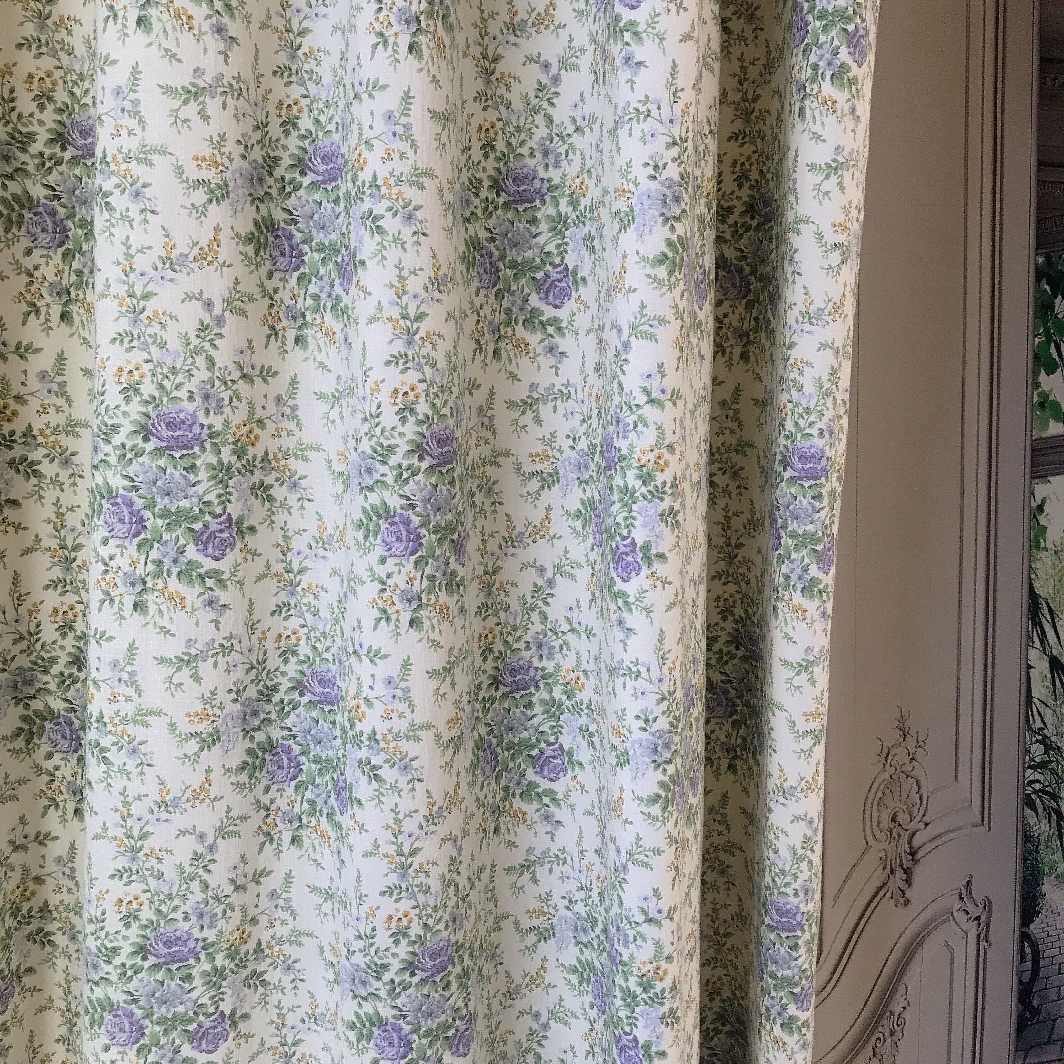 Rideau à fleurs violettes sur fond beige naturel