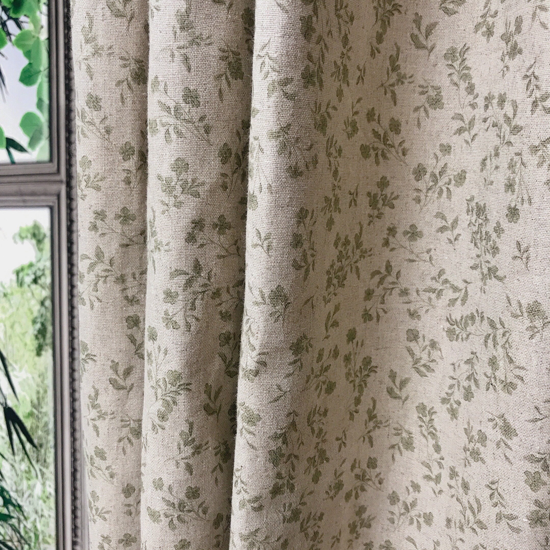 Rideau en coton fleuri vert sauge sur fond beige naturel