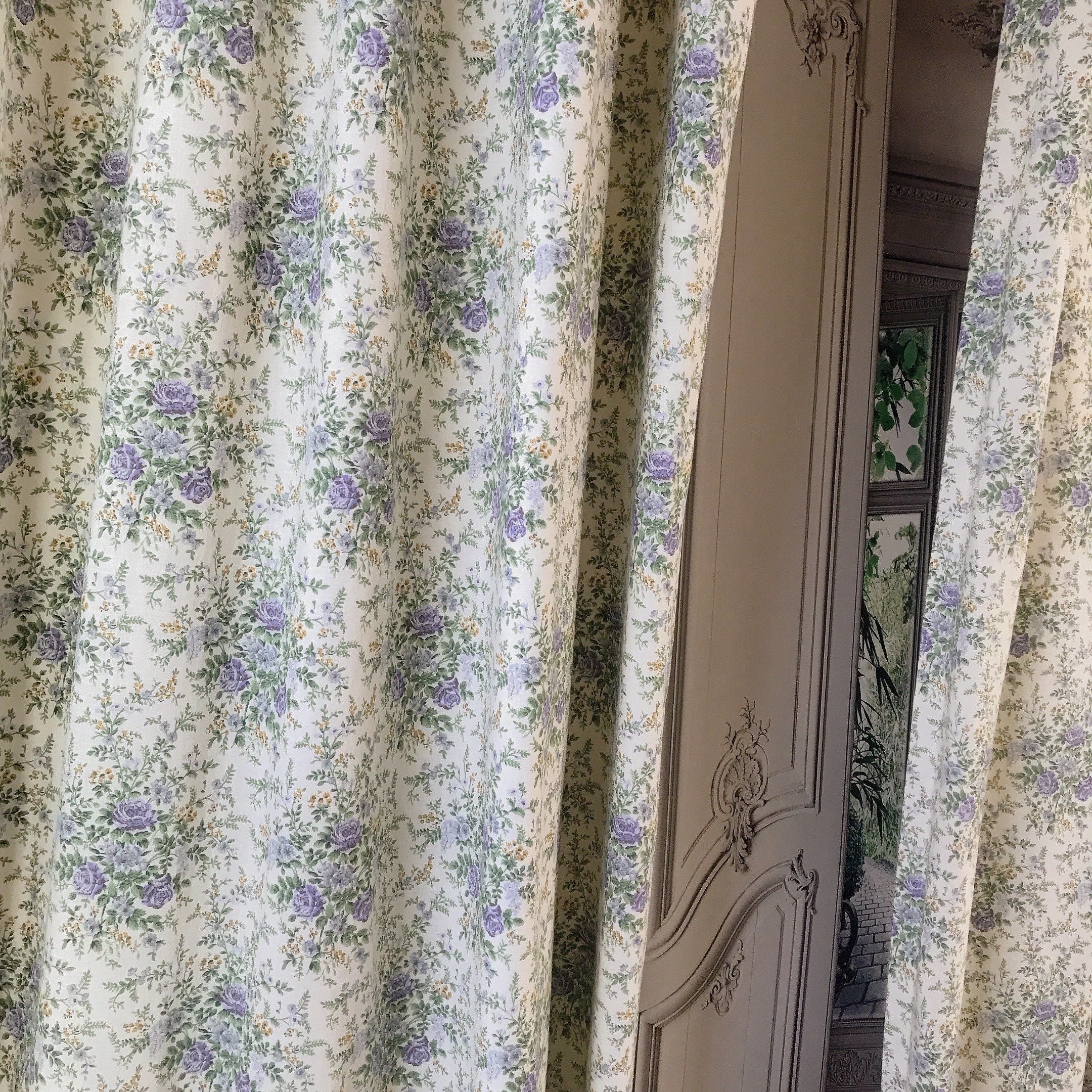 Rideau à fleurs violettes sur fond beige naturel