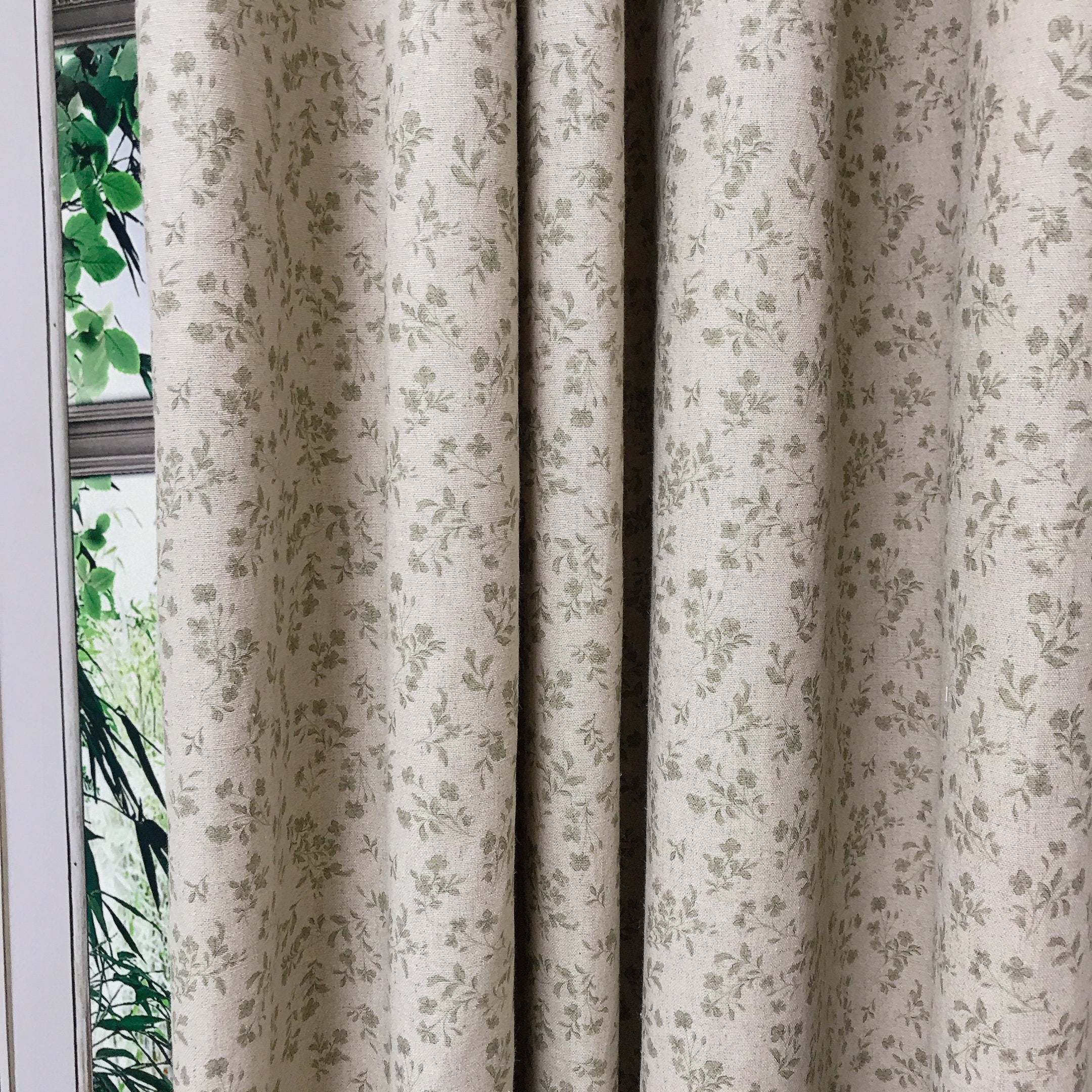 Rideau en coton fleuri vert sauge sur fond beige naturel