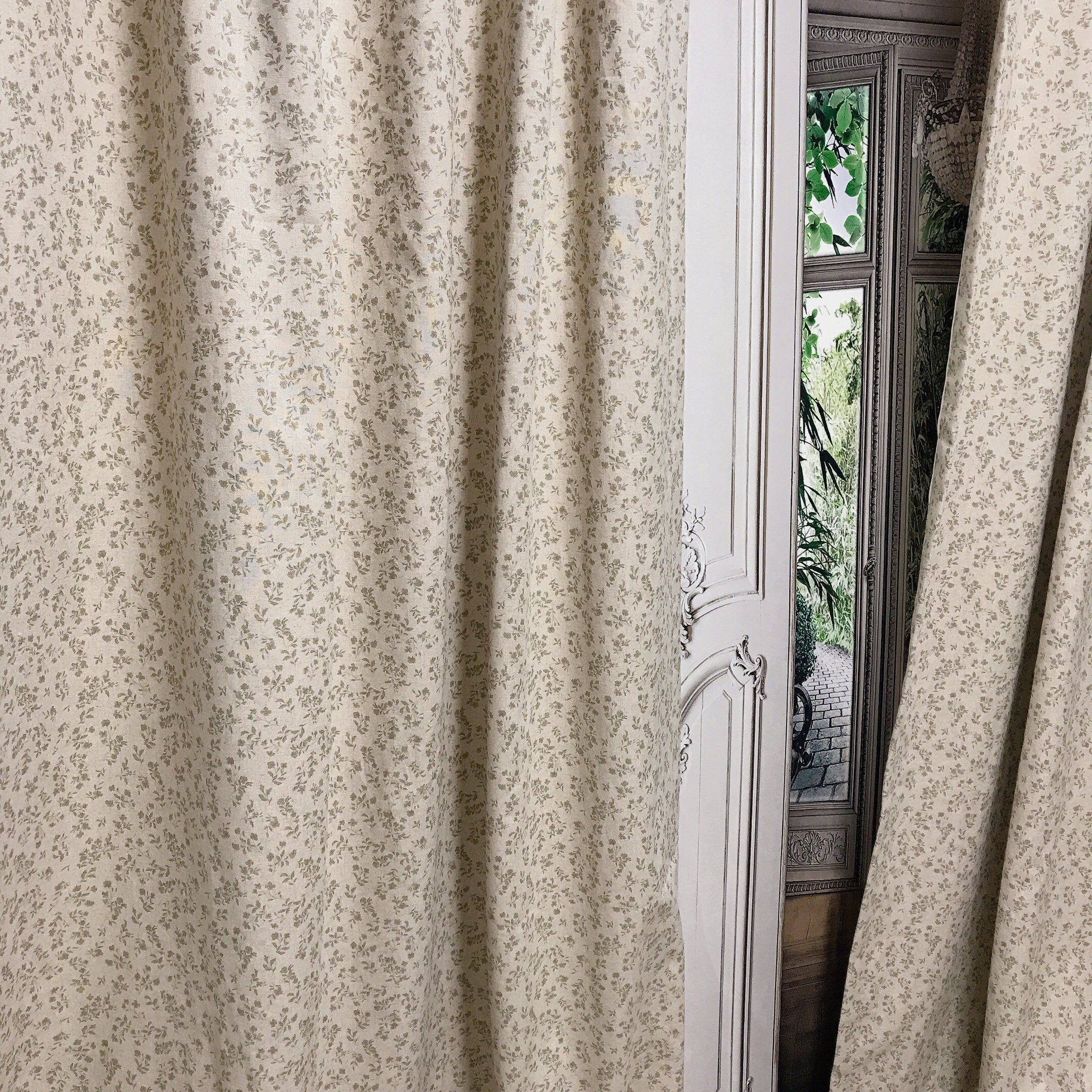 Rideau en coton fleuri vert sauge sur fond beige naturel