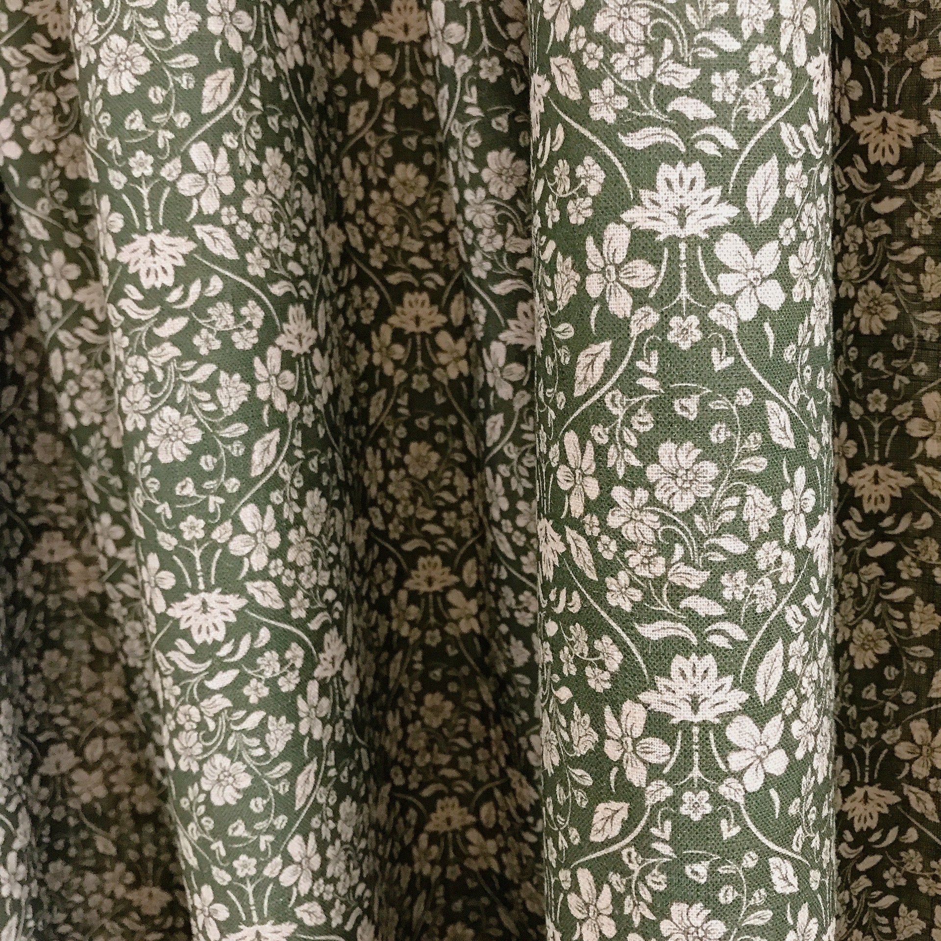 Rideau floral beige naturel sur fond vert foncé