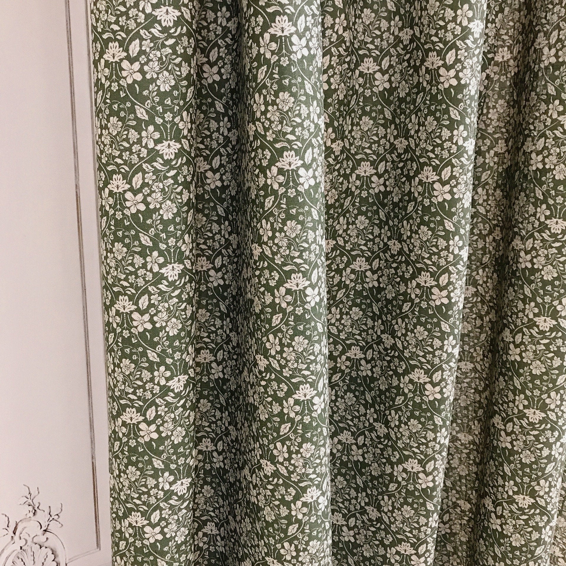 Rideau floral beige naturel sur fond vert foncé