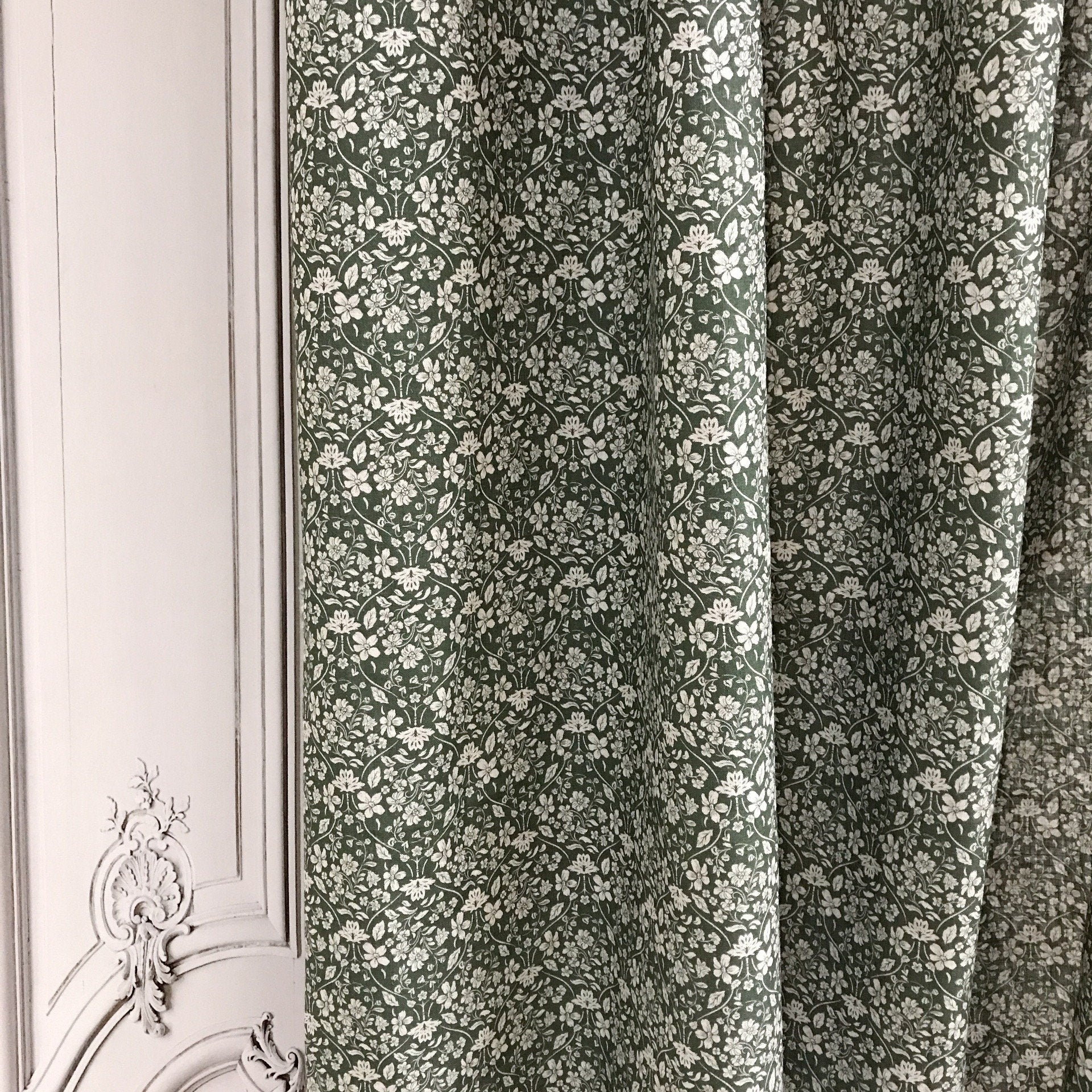 Rideau floral beige naturel sur fond vert foncé