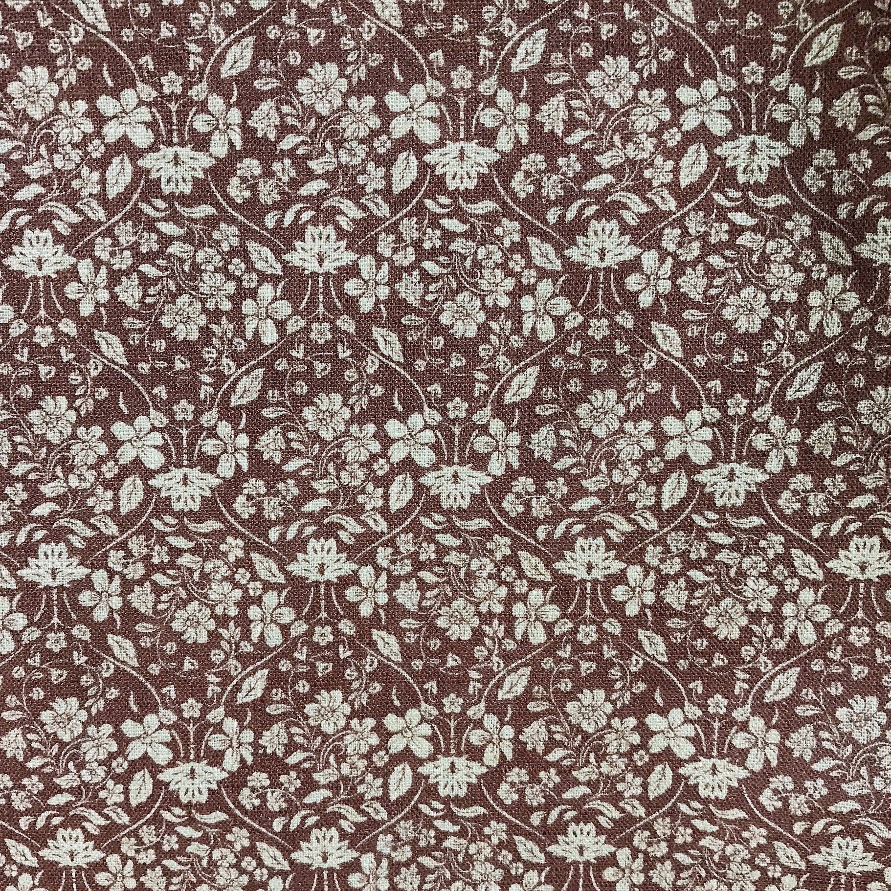 Rideau floral beige naturel sur fond brun rougeâtre foncé