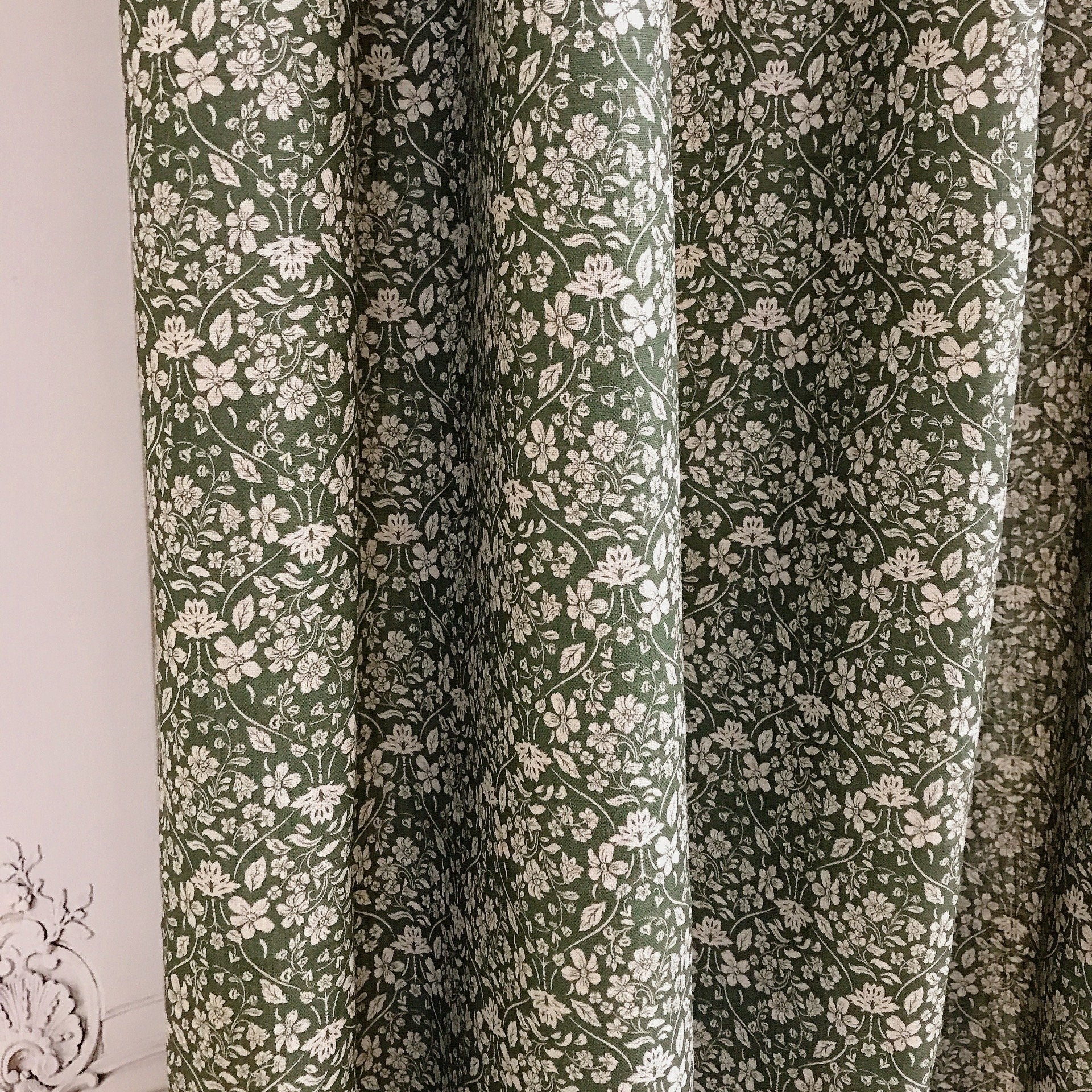 Rideau floral beige naturel sur fond vert foncé