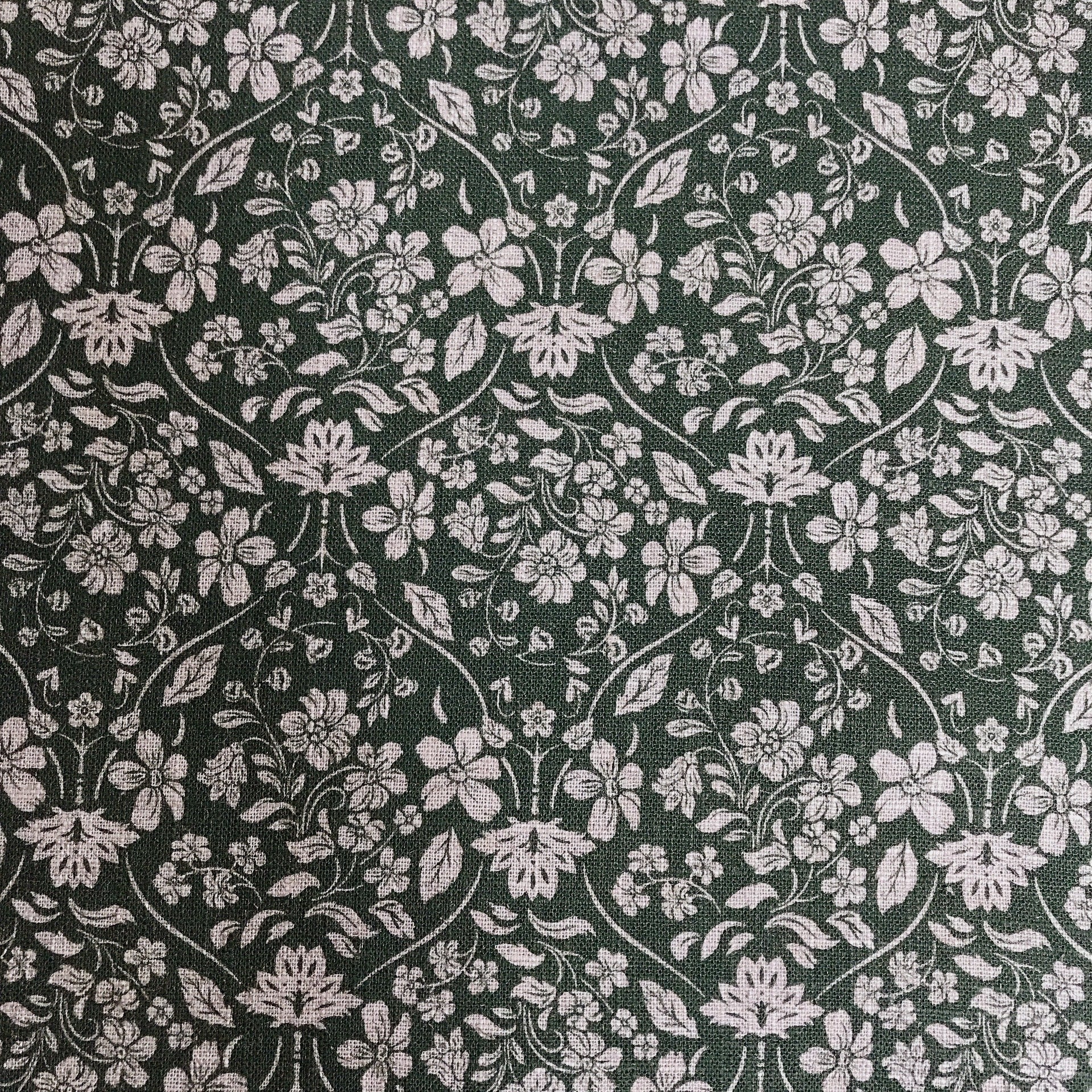 Rideau floral beige naturel sur fond vert foncé