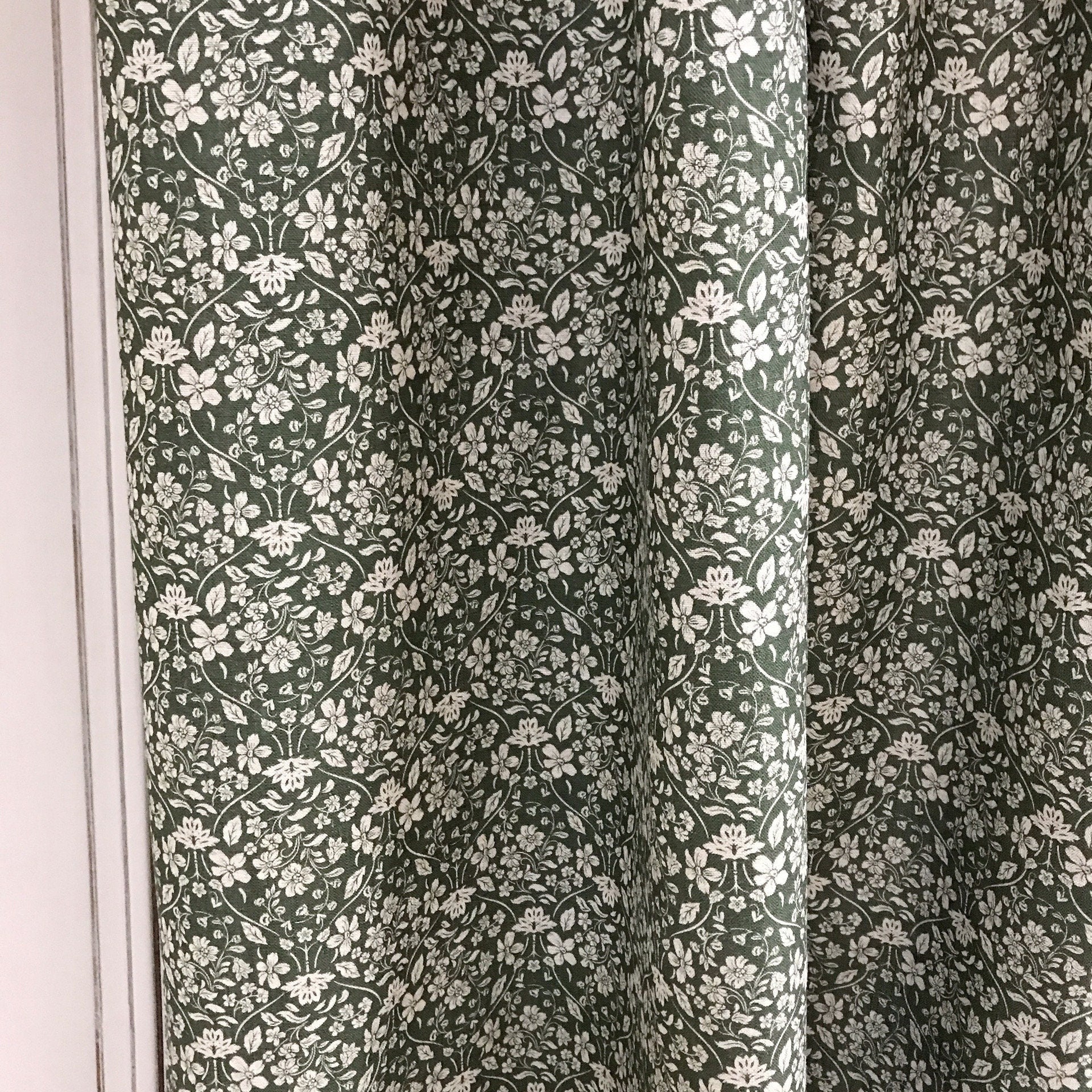 Rideau floral beige naturel sur fond vert foncé