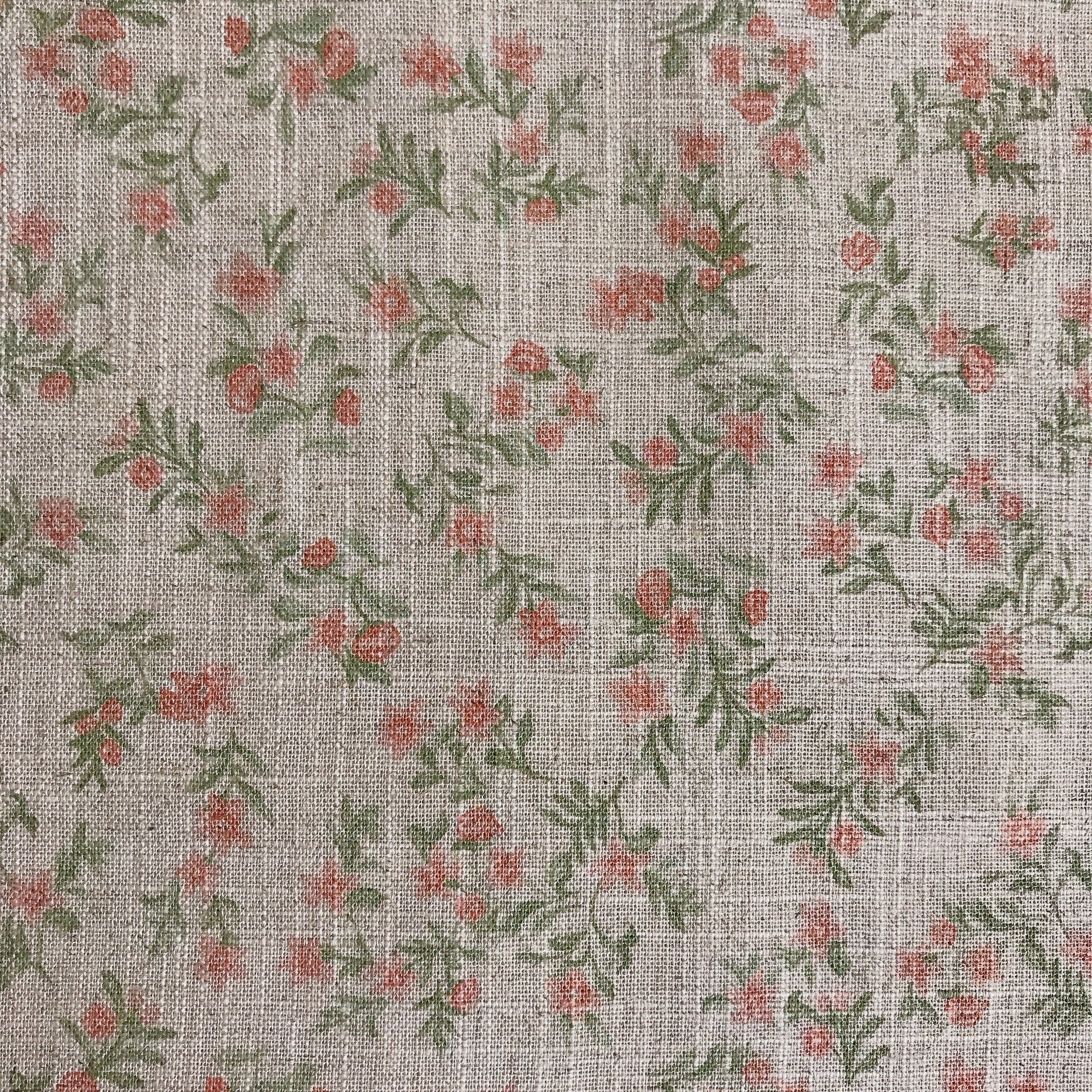 Rideau à fleurs rouge pâle et rose sur beige naturel