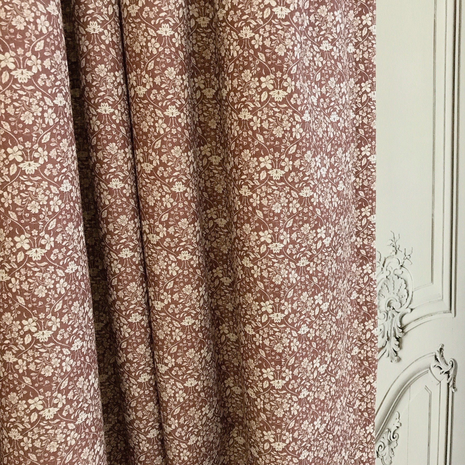 Rideau floral beige naturel sur fond brun rougeâtre foncé