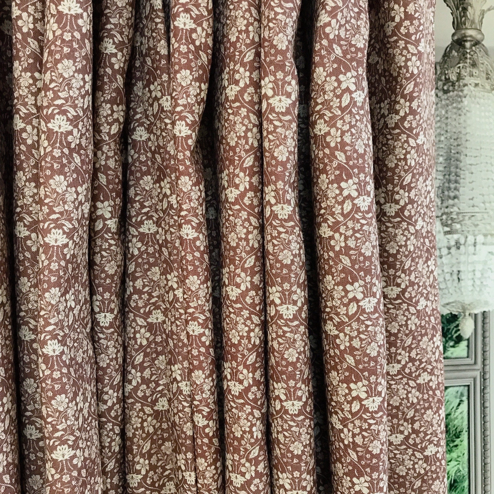 Rideau floral beige naturel sur fond brun rougeâtre foncé