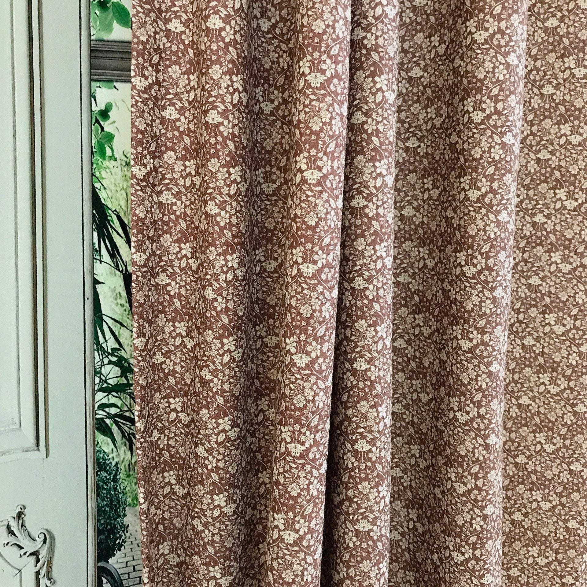 Rideau floral beige naturel sur fond brun rougeâtre foncé