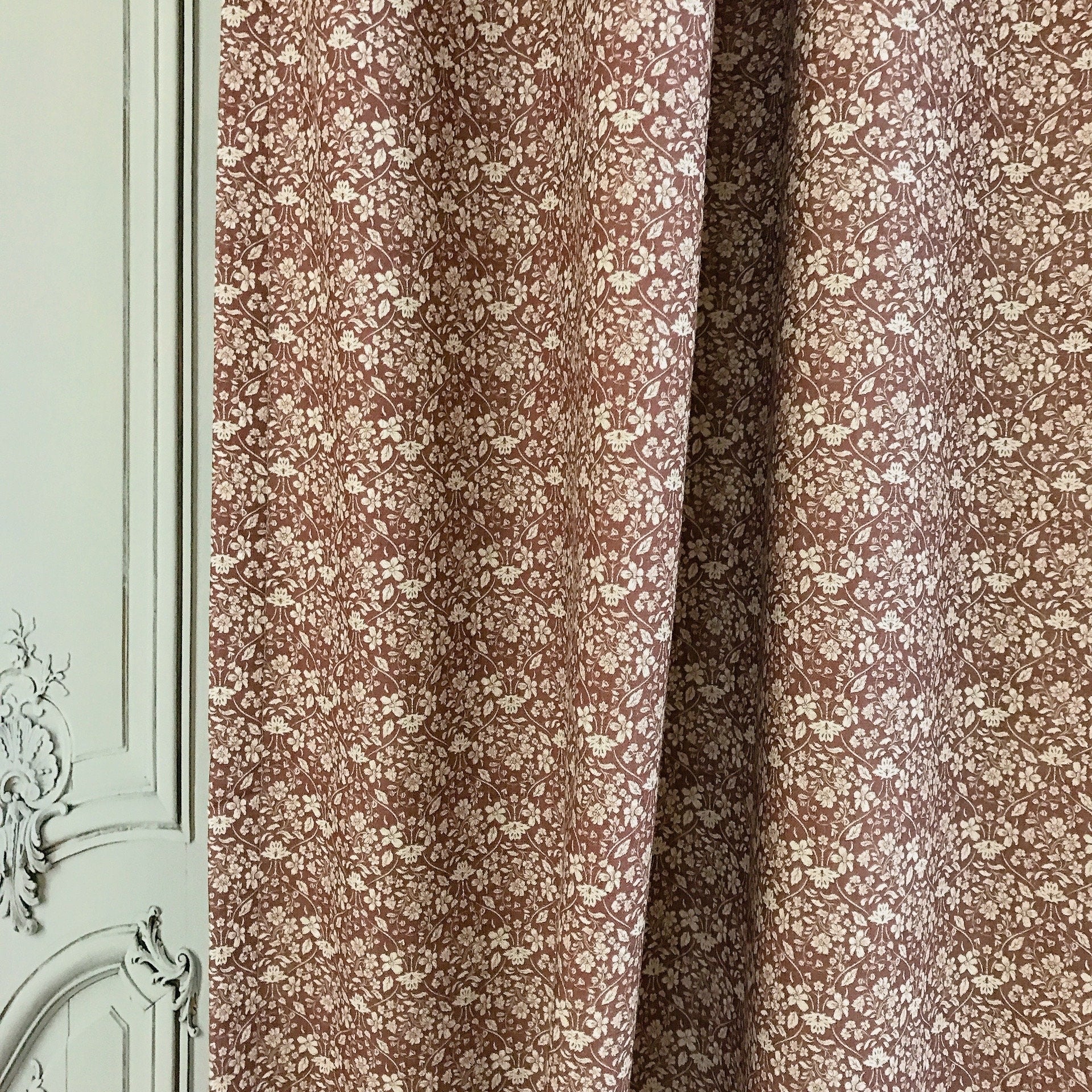 Rideau floral beige naturel sur fond brun rougeâtre foncé