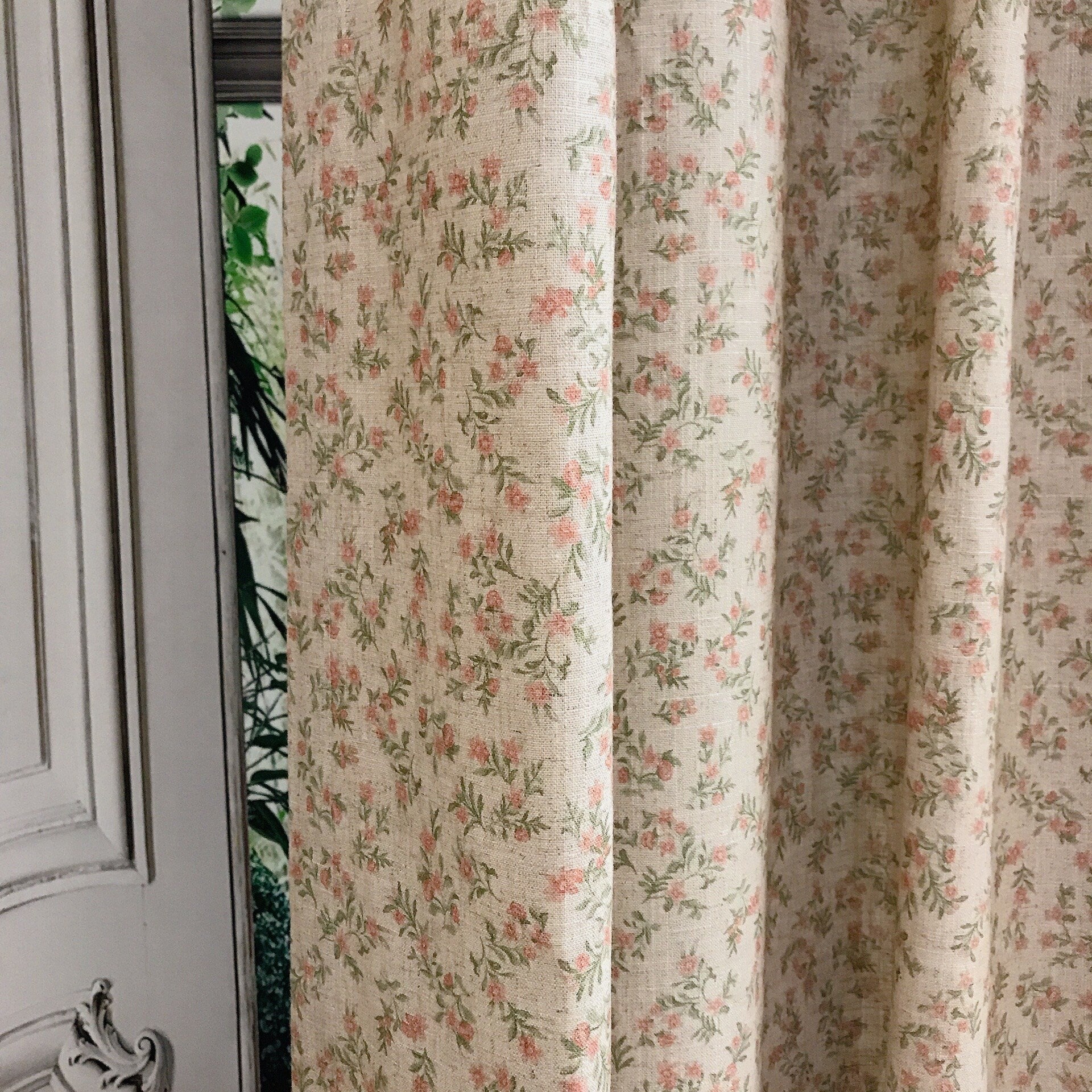 Rideau à fleurs rouge pâle et rose sur beige naturel