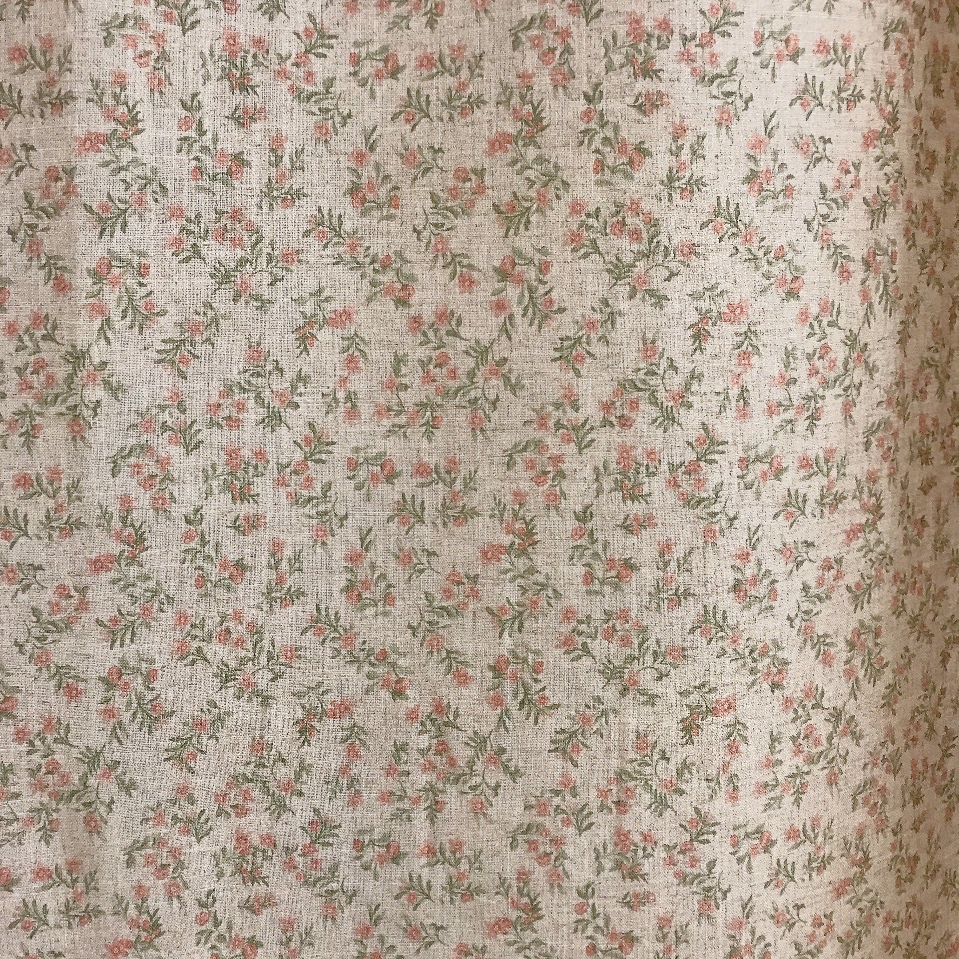 Rideau à fleurs rouge pâle et rose sur beige naturel