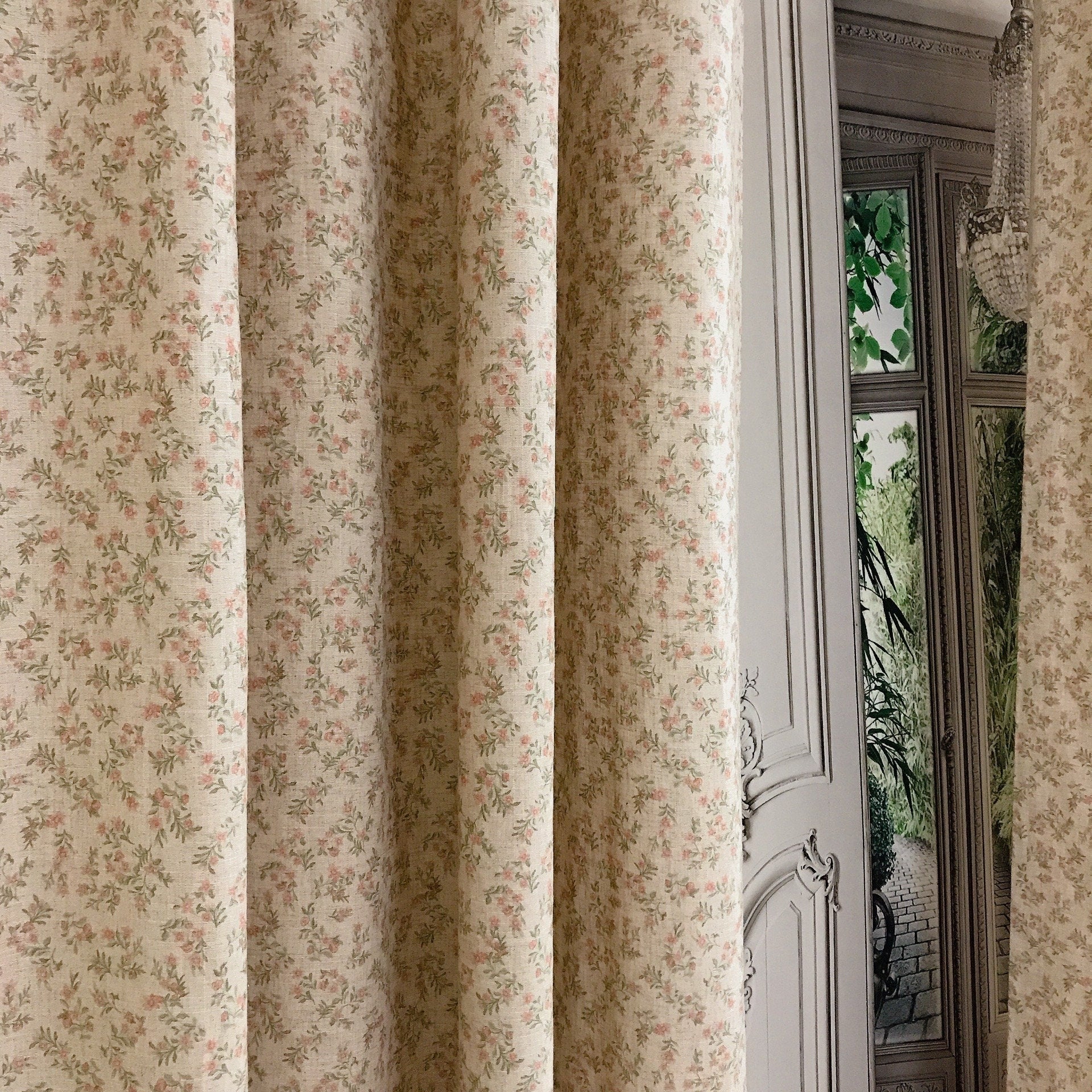 Rideau à fleurs rouge pâle et rose sur beige naturel