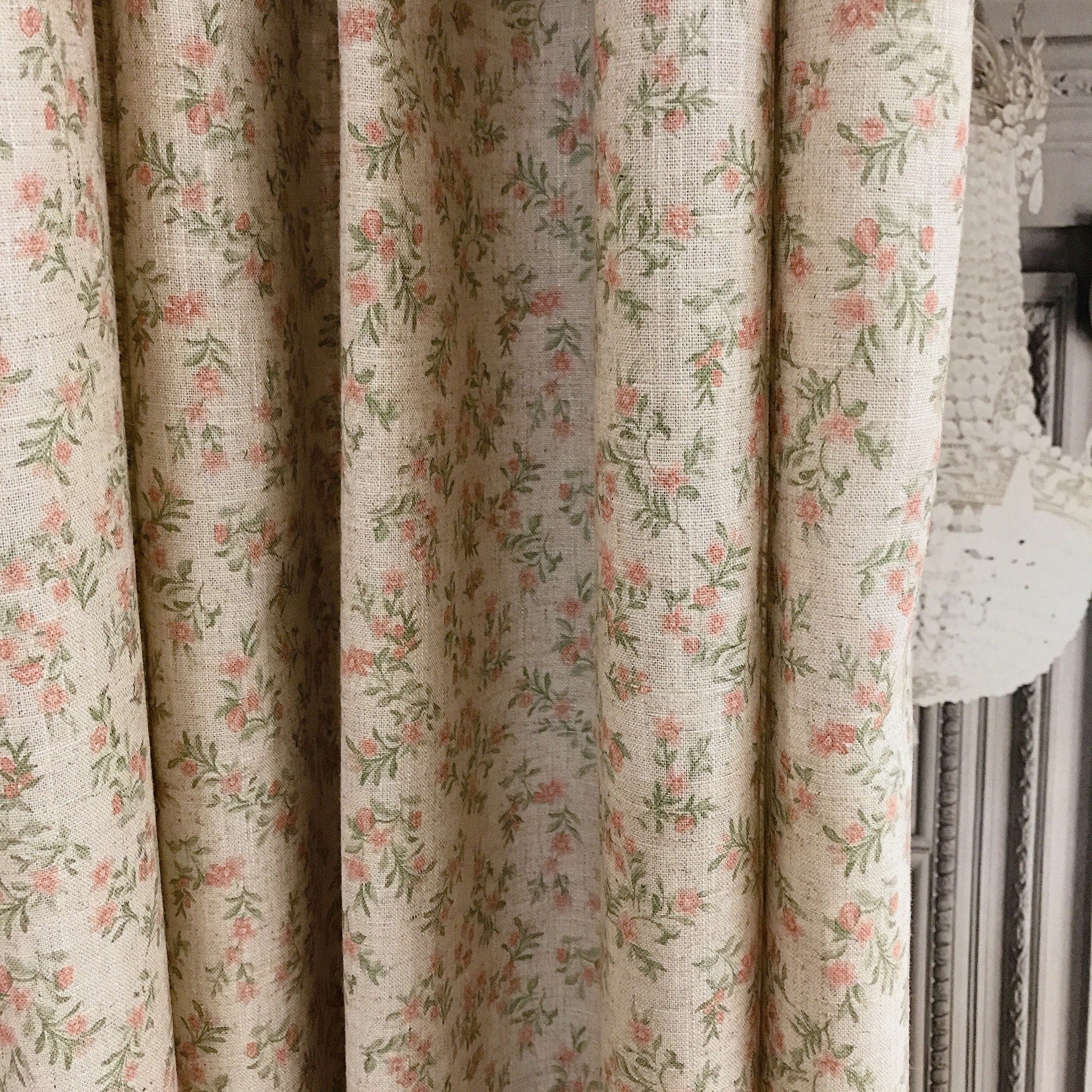 Rideau à fleurs rouge pâle et rose sur beige naturel