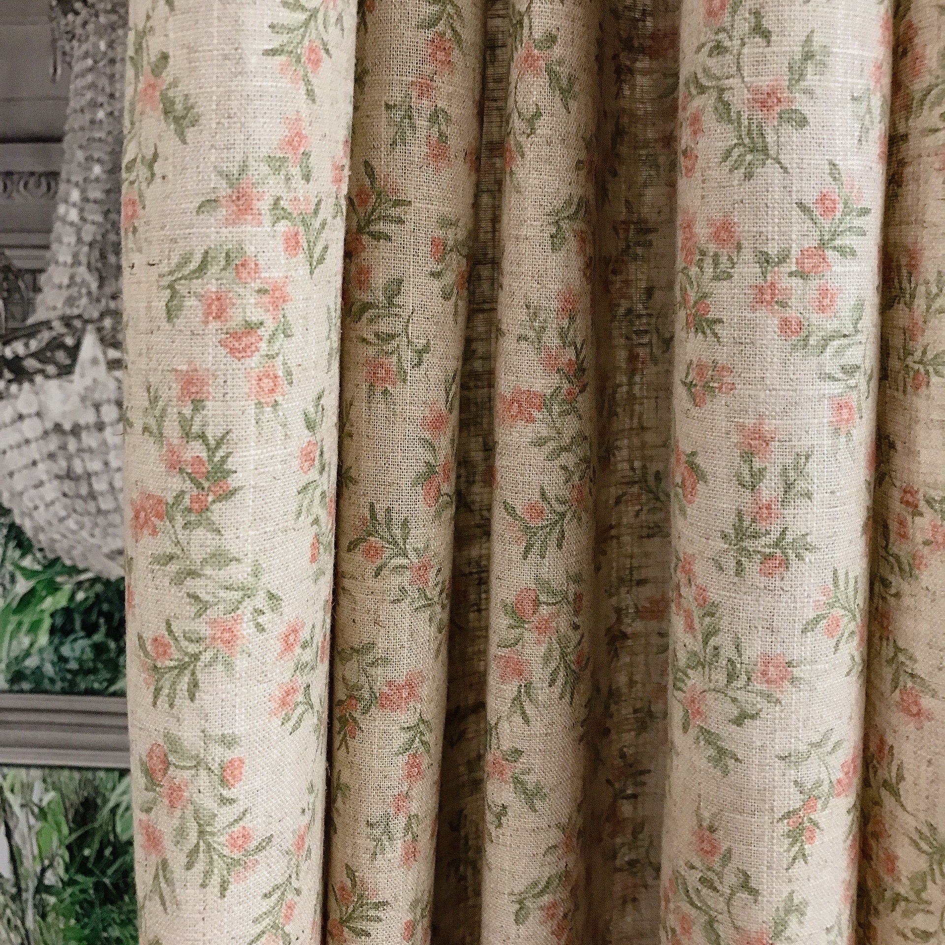 Rideau à fleurs rouge pâle et rose sur beige naturel