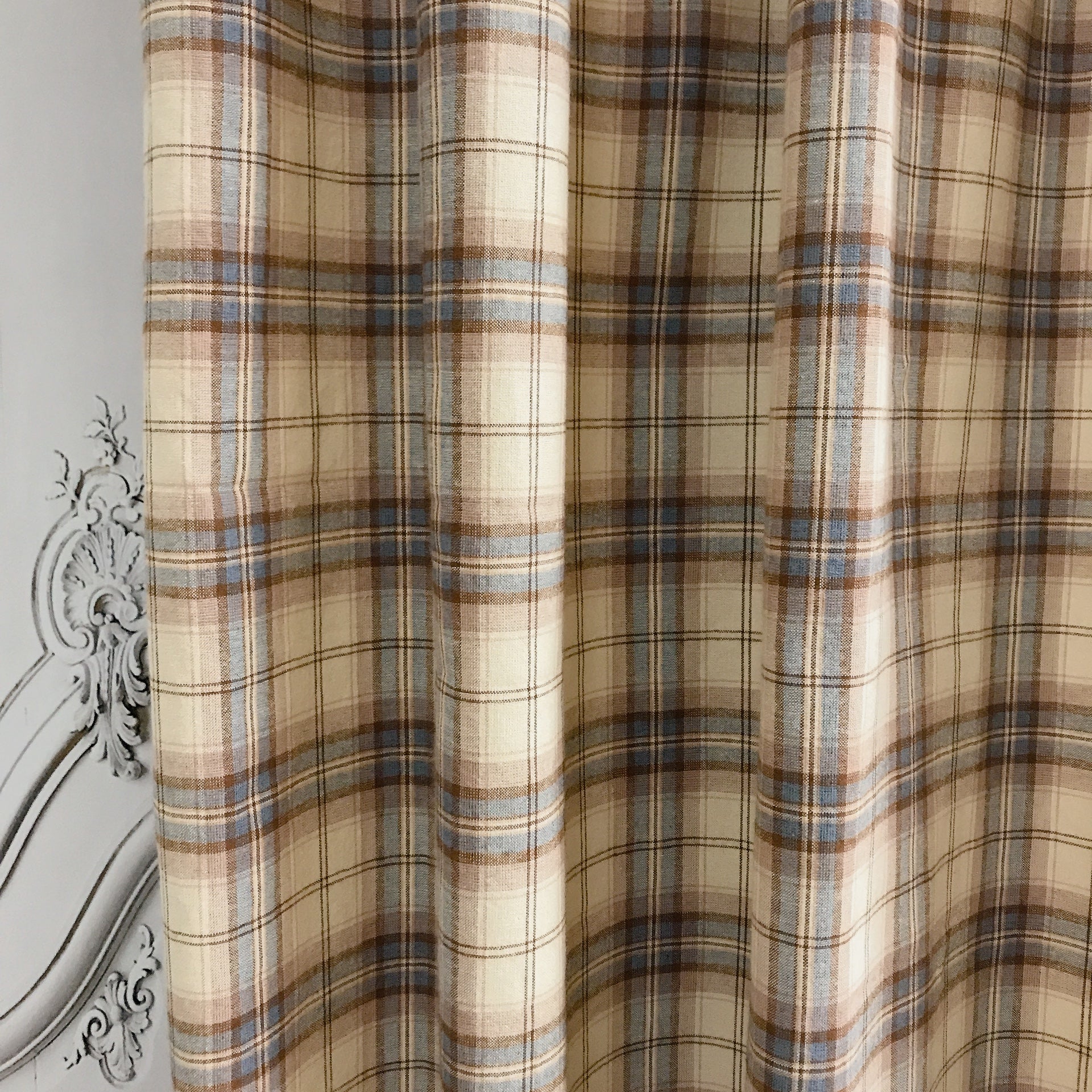 Rideau à carreaux marron et bleu sur fond beige naturel