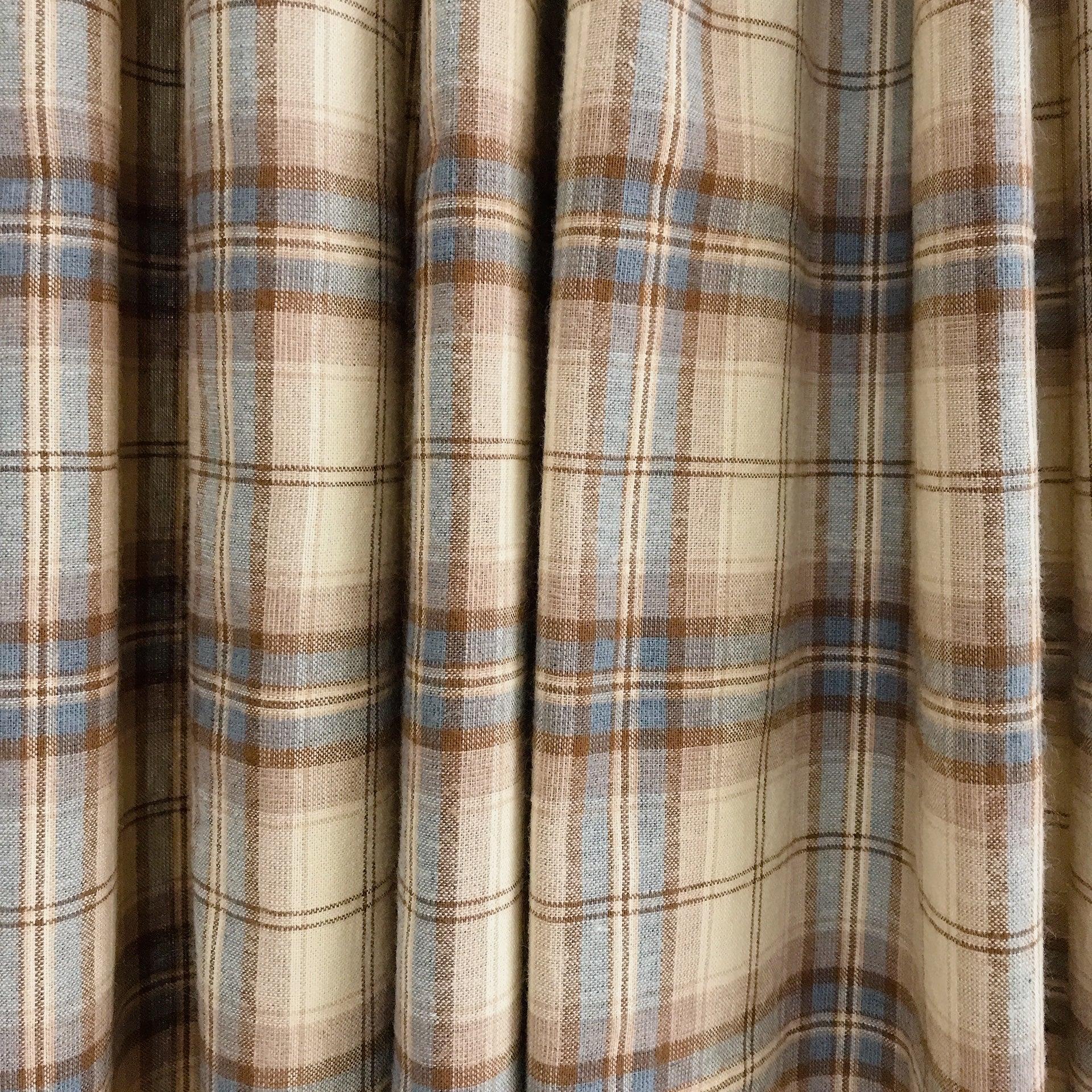 Rideau à carreaux marron et bleu sur fond beige naturel