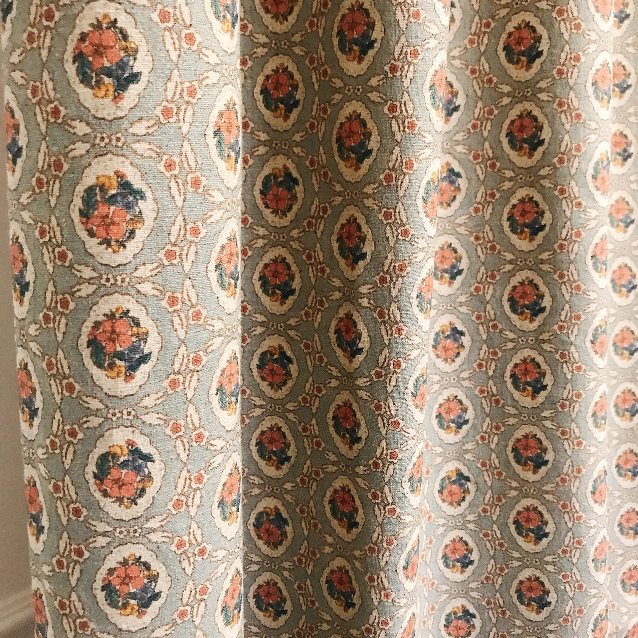 Rideau multicolore à petites fleurs sur fond vert sauge